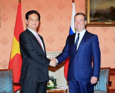 នាយករដ្ឋមន្ត្រី Nguyen Tan Dung ជួបចរចារជាមួយសមភាគីរុស្ស៊ី